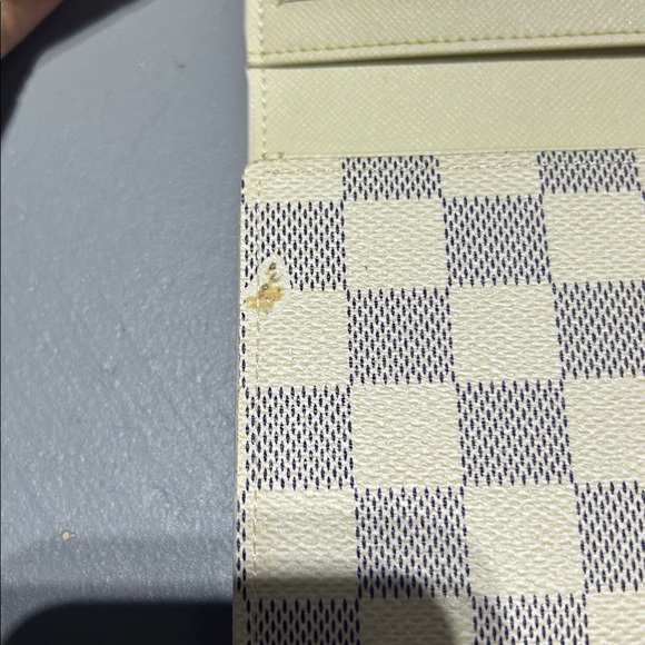 Tri-Fold Patterned Leather Wallet - Picture 9 of 12